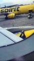 Funcionário filmado a meter fita cola em asa de avião torna-se viral