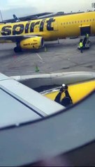 Video herunterladen: Funcionário filmado a meter fita cola em asa de avião torna-se viral