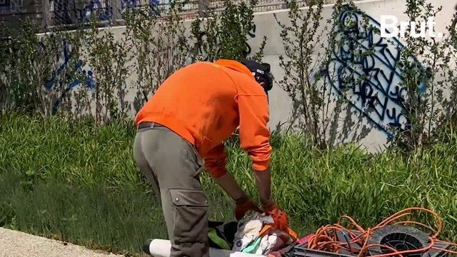 Pendant ce temps-là… – Il repêche les déchets métalliques avec son aimant