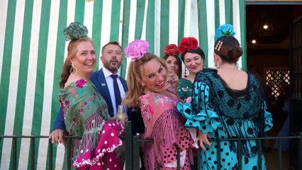 رقص و پایکوبی اسپانیایی‌ها در گرمای ۴۰ درجه در جشن«فریا دو آبریل»