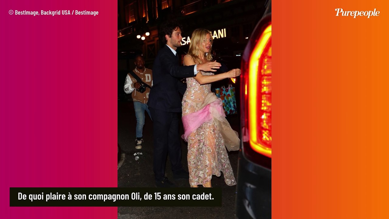 Robe scintillante, culotte apparente : Sienna Miller renversante et main dans le main avec son très jeune amoureux