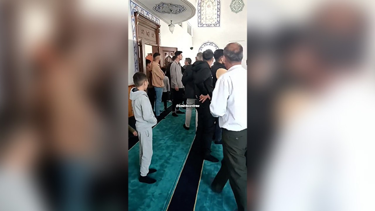Cuma hutbesinde siyasi konulara giren imama tepki gösteren cemaat camiyi terk etti