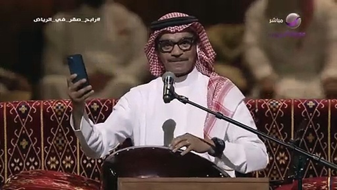 رابح صقر يمازح جمهوره بموقف طريف على المسرح