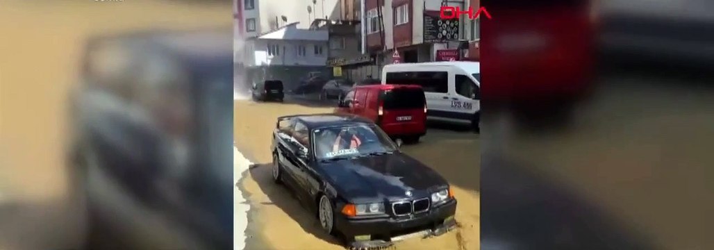 İmamoğlu 'çok güzel bir alan sizi bekliyor' demişti! Silahtarağa Tüneli'nde 'aquapark' keyfi: Yollar göle döndü, tramvaylar mahsur kaldı