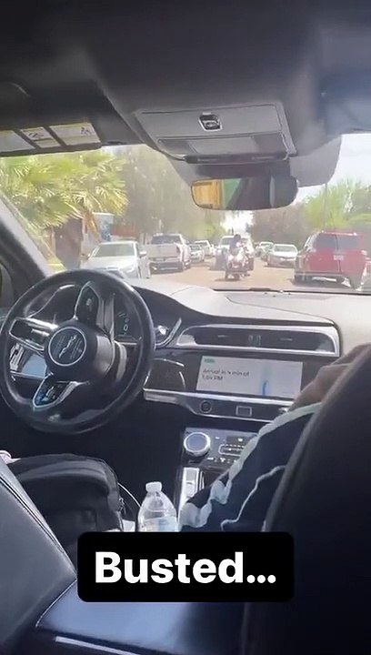 États-Unis : Un policier essaye de contrôler une voiture autonome