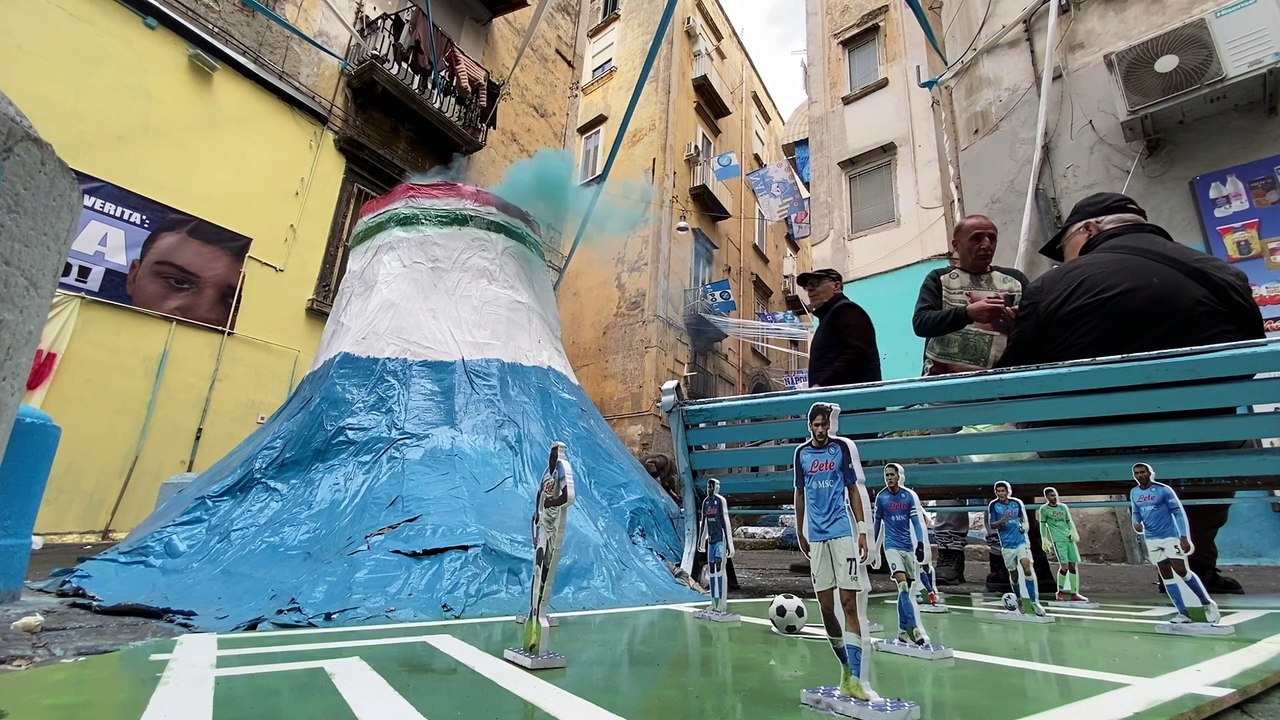 Napoli, "fumata azzurra" nei Quartieri Spagnoli: un grande Vesuvio di cartone omaggia i campioni