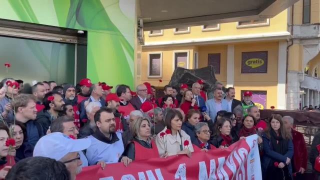 1 Mayıs 1977'de Taksim Meydanı'nda Katledilenler Anıldı. Şişhane'ye Yürüyüş Polis Barikatıyla Engellendi