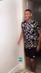 Richarlison fazendo a dança do pombo