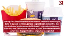 Pareja encuentra unas papas fritas de McDonald's de hace 63 años en la pared del baño