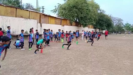 बिना सुविधा के ही धूल भरे मैदानर पर चला रहे फुटबॉल को नर्सरी