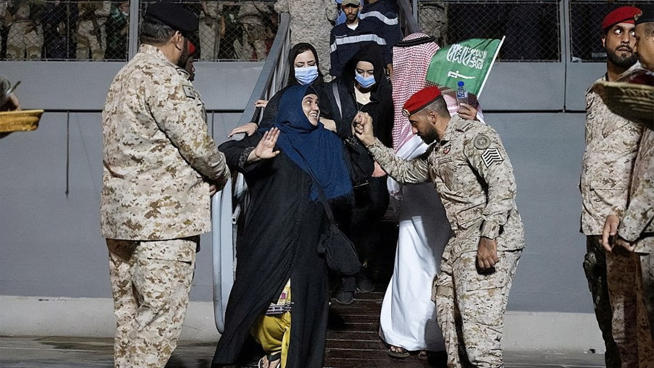 وصول سفينتين سعوديتين إلى ميناء جدة وعلى متنهما...
