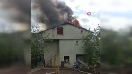 İki katlı binanın çatısı alev alev yandı: 30 bin TL'lik birikimi kül oldu