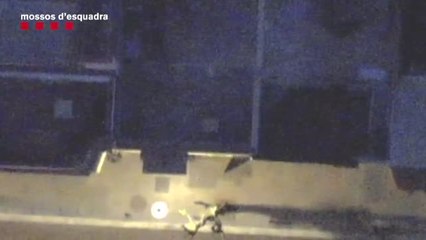 Tải video: Un dron policial permite la captura de un ladrón que huía por los tejados de Barcelona