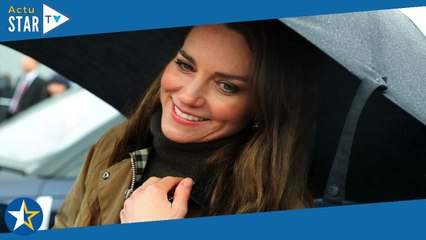 Kate Middleton stupéfaite : son coûteux sac à main lui est arraché en plein bain de foule