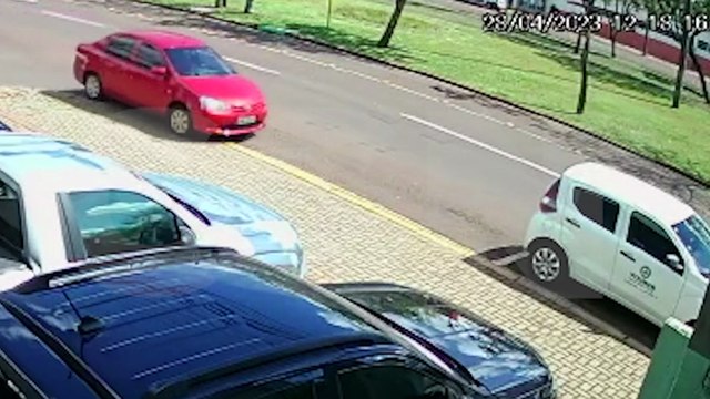 Câmera registra colisão na Avenida Tancredo Neves