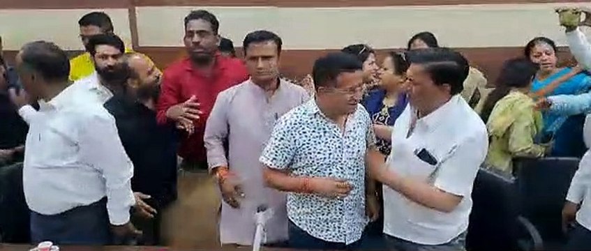 Ajmer- यह बैठक पार्षदों के लिए है, इन्हें बाहर निकालो, पार्षदों के पतियों की मौजूदगी पर हंगामा