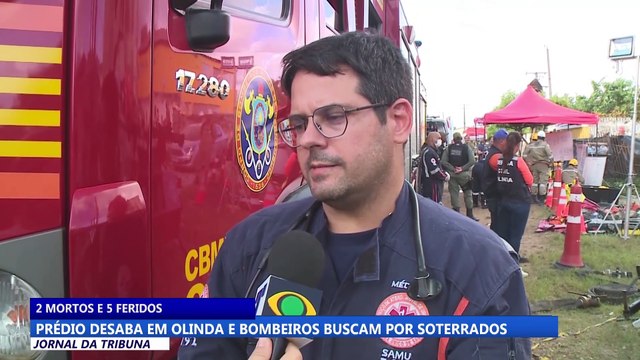 Prédio desaba em Olinda e bombeiros buscam por soterrados