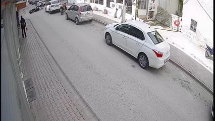 Motosikletin bisikletliye çarptığı kaza kamerada