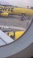 Trabalhador filmado a reparar asa de avião com fita adesiva torna-se viral