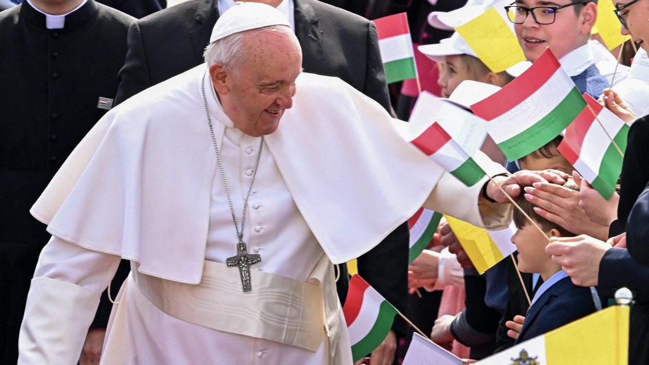 Papa Francisco critica la “ideología de género” por “eliminar las diferencias” en su visita a Hungría