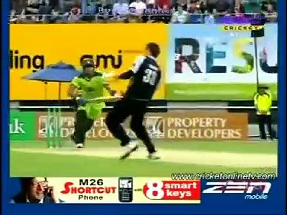 ABDUL RAZZAK SMASHING KIWIS THEY HAS NO CLUE FOR RAZZAK BATTING video