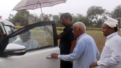 राहत शिविर में बारिश का खलल... बैनर-पोस्टर और कुर्सियों से बचाव