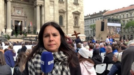 Informe a cámara: El papa pide desde Hungría que la Iglesia dé consuelo a los migrantes