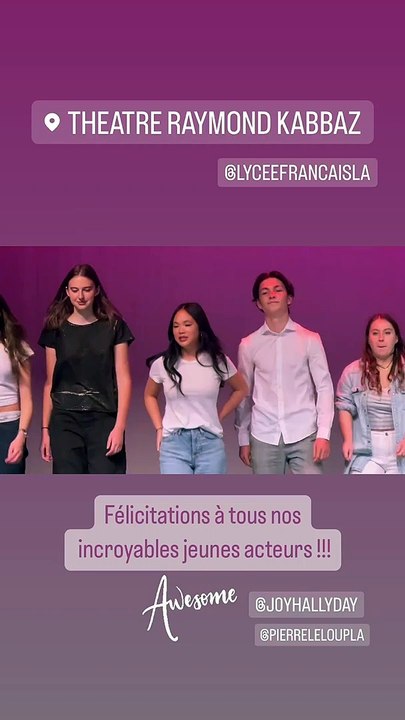 Laeticia Hallyday a ensuite filmé l'adolescente qui faisait ses premiers pas au théâtre ! @ Instagram