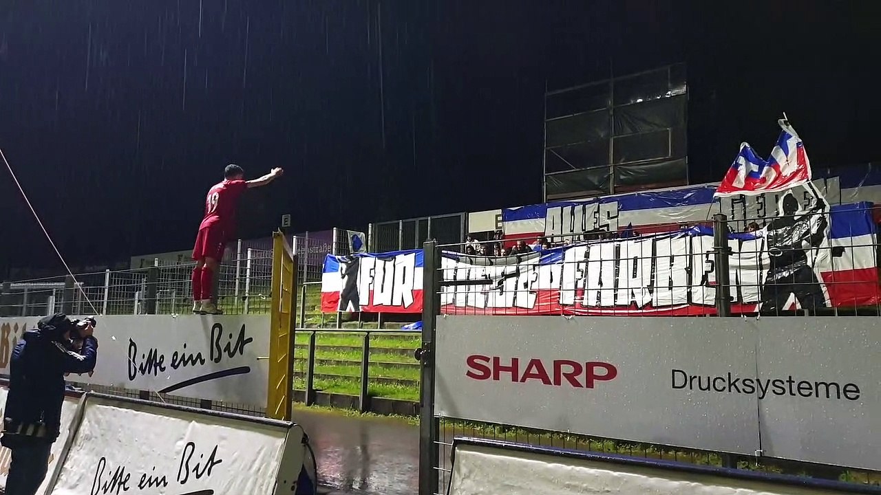 Sasel-Kapitän Samuel Hosseini stimmt das 'Humba' an