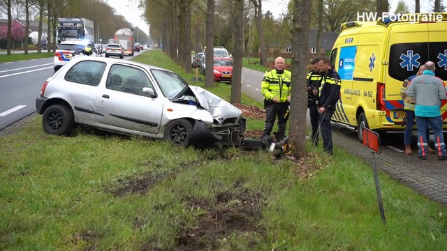 Auto botst op N377 tegen boom door losgelopen wiel