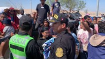 Autoridades de Perú revisan la situación de migrantes en frontera con Chile