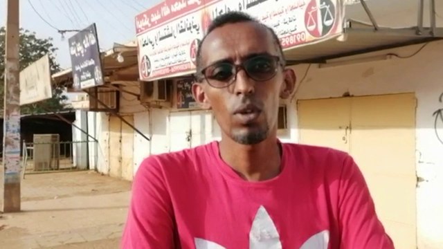مشاهد من شارع الشقلة في حي الفتيحاب بمدينة #أم_درمان.. المدنيون يتحركون بحذر رغم تمديد الهدنة بين الجيش السوداني وقوات الدعم السريع #السودان #العربية