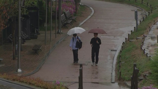 [날씨] 대부분 봄비 내리며 서늘...일부 돌풍·벼락 요란한 비 / YTN