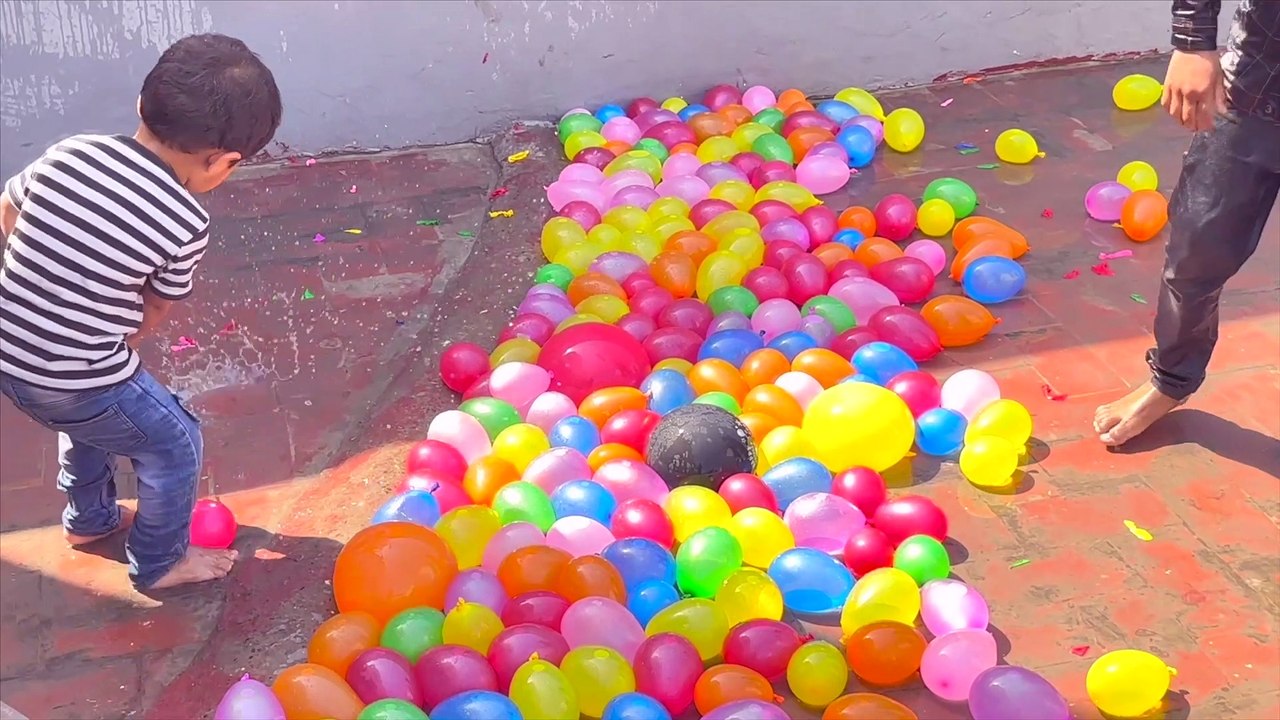 Kids Water Balloon Video Kids Water Balloons Popping The Water