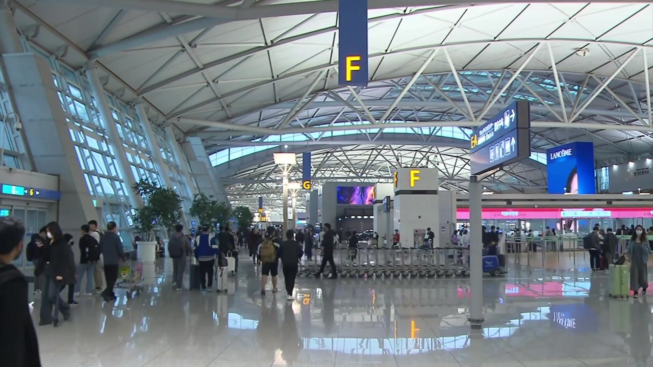 '황금연휴' 첫날 인천공항 '북적'..."9일 동안 일상 탈출!" / YTN