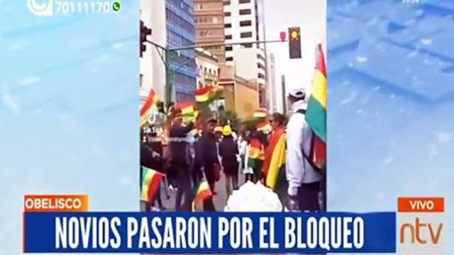 Novios pasaron por el bloqueo y lanzan el ramo de flores en pleno prado paceño