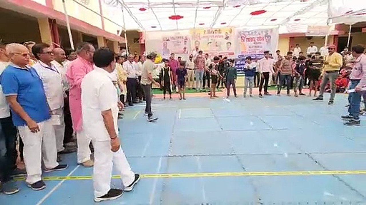 गर्मी में दोपहर में छाया अंधेरा, आंधी-तूफान के...