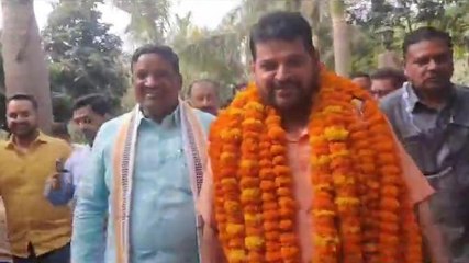 आरोपों से घिरे बीजेपी सांसद के आवास पर जुटे समर्थक, देखिए क्या बोले बृज भूषण शरण सिंह