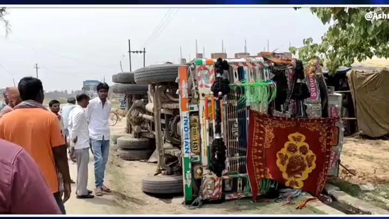 ब्रेकिंग: गरखा- चिरांद मार्ग पर अनियंत्रित होकर पलटा बालू लदा ट्रक, देखें LIVE