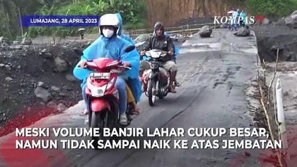 Momen Polisi Ingatkan Warga Menghindar saat Banjir Lahar Hujan Gunung Semeru