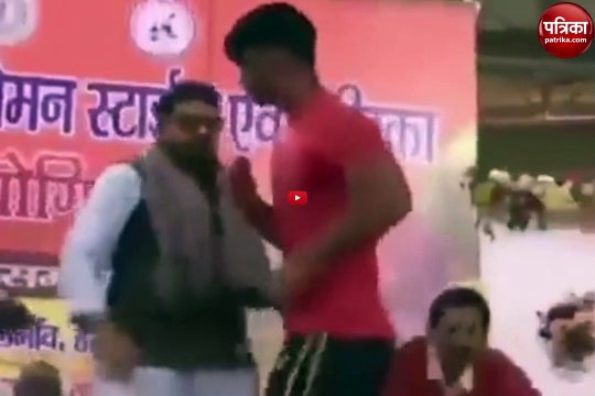 बृजभूषण सिंह का पुराना वीडियो हुआ वायरल, जब उन्होंने स्टेज पर ही Wrestler के साथ कर दिया था ये काम…देखें वीडियो