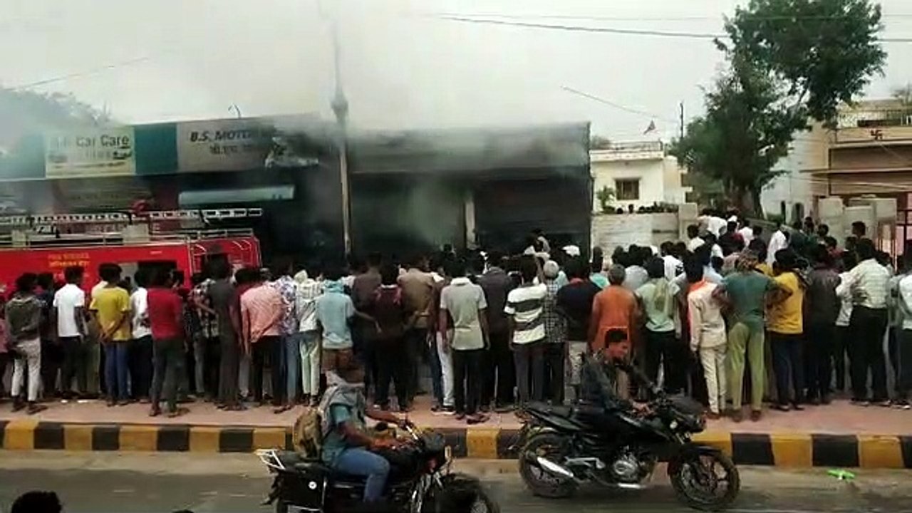 वीडियो--- दुकान में लगी आग को देख फूट-फूट कर रोने लगा दिव्यांग, सारा सामान जल गया...