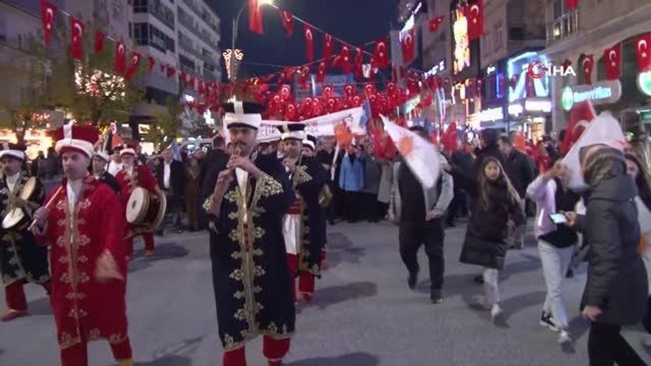 Ümraniye'de gençler "Recep Tayyip Erdoğan" sloganlarıyla yürüdü