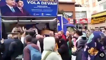 AKP seçim arabasından ekmek dağıtıldı, izdiham oluştu