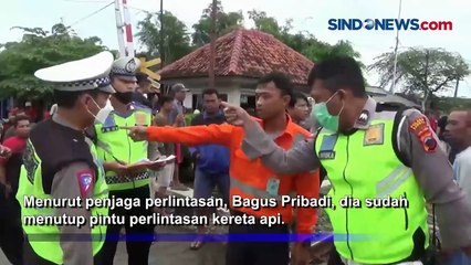 Скачать видео: Nekat Terobos Palang Perlintasan,  2 Pelajar di Kendal Tewas Tertabrak KA Argo Sindoro