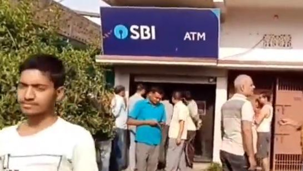 सारण: गैस कटर से ताला काटकर एसबीआई एटीएम बैंक में लूट, मची अफरा-तफरी