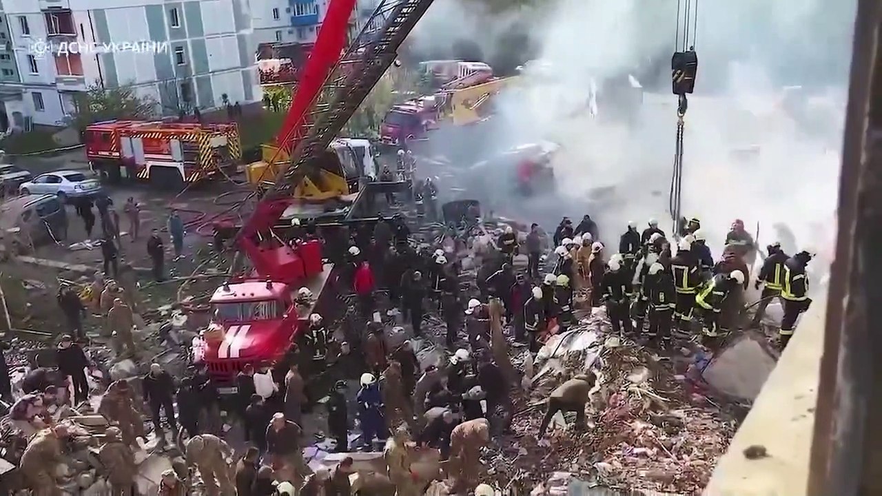 Zelenski pide mejores defensas aéreas tras los ataques rusos que han dejado 24 muertos