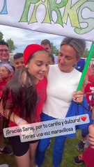 Niña cantando a Milagros Tolón