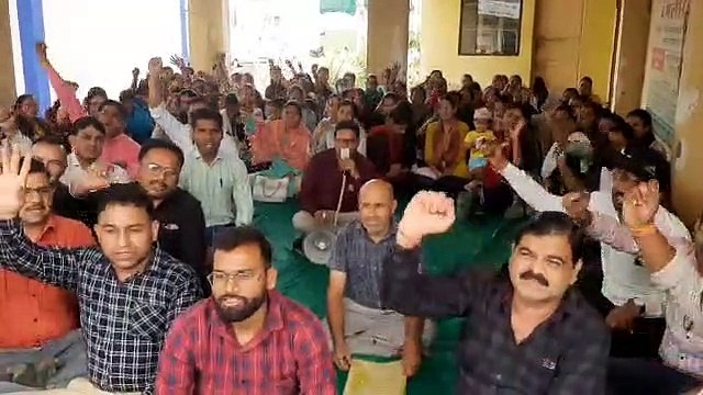 संविदा कर्मचारियों की हडताल जारी