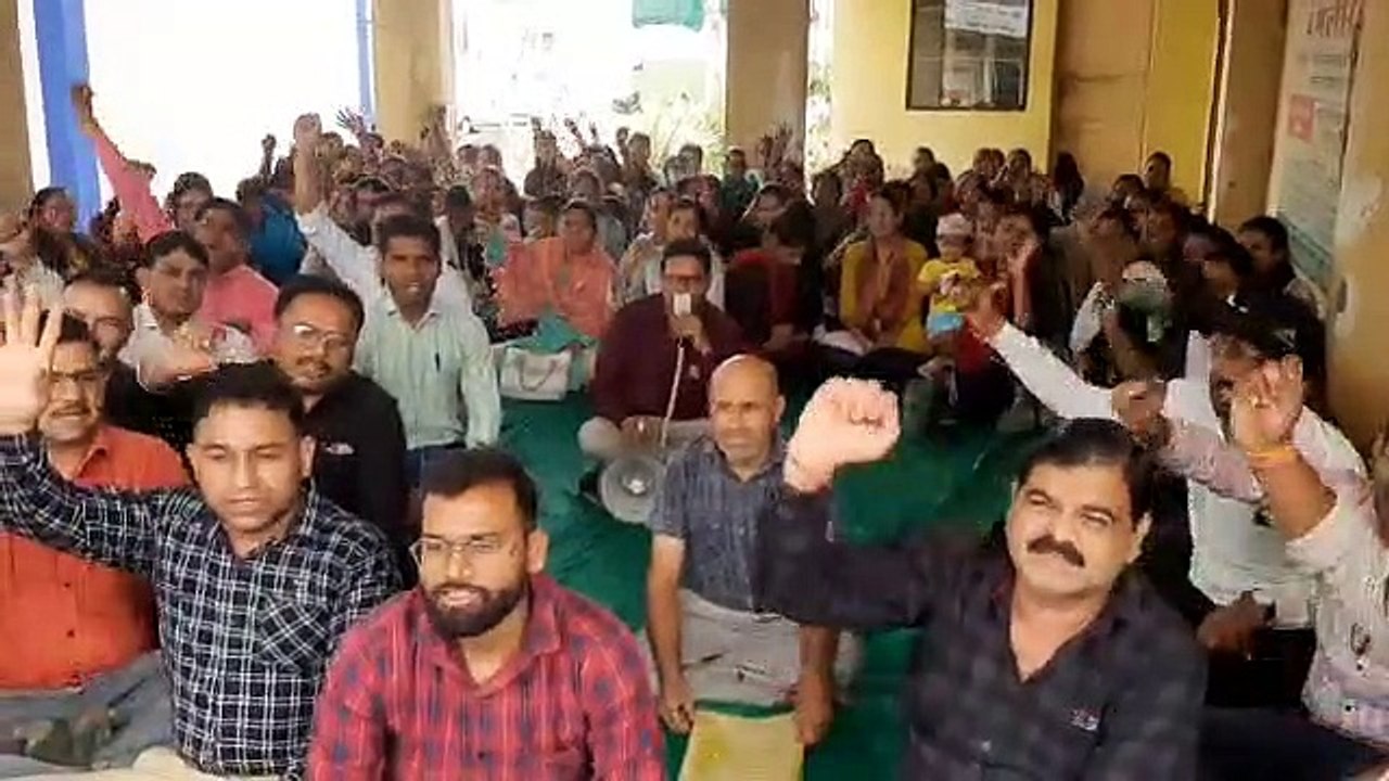 संविदा कर्मचारियों की हडताल जारी